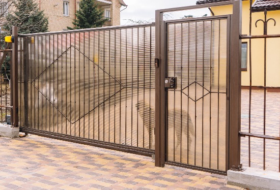 Купить ворота из профлиста с элементами ковки, с металлическими столбами в рамке или под дерево в Лысьве от 152940 руб